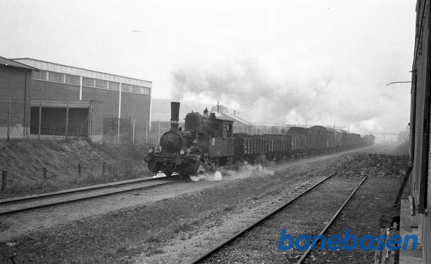 F 427 med rangertræk på havnebanen (F 441 skubber bagpå) F 427 med rangertræk på havnebanen (F 441 skubber bagpå)