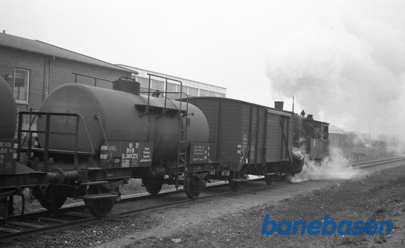 F 441 skubber bagpå rangertræk (med bl.a. ZE 502224) på havnebanen F 441 skubber bagpå rangertræk (med bl.a. ZE 502224) på havnebanen