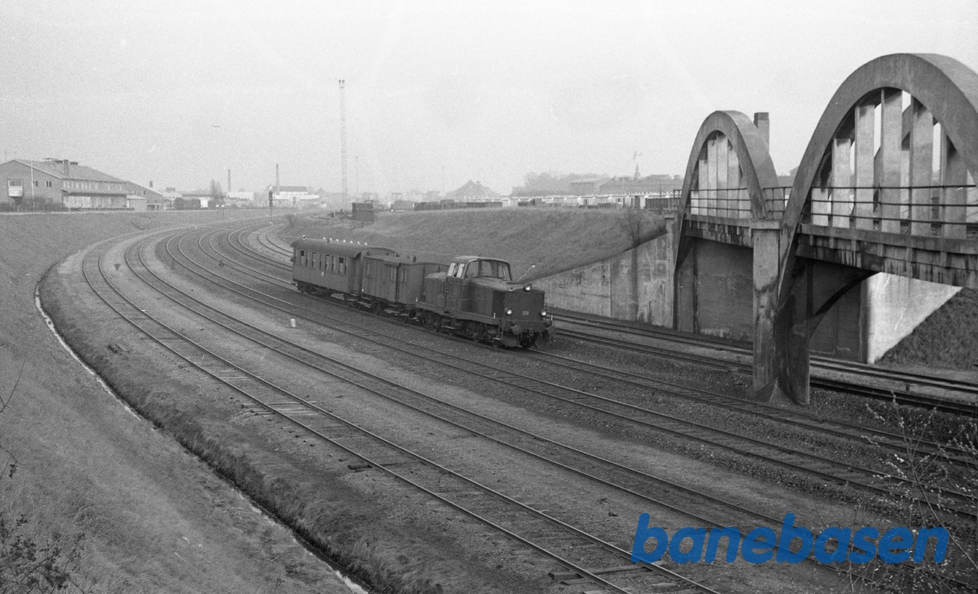 MT 159 med persontog til Assens MT 159 med persontog til Assens