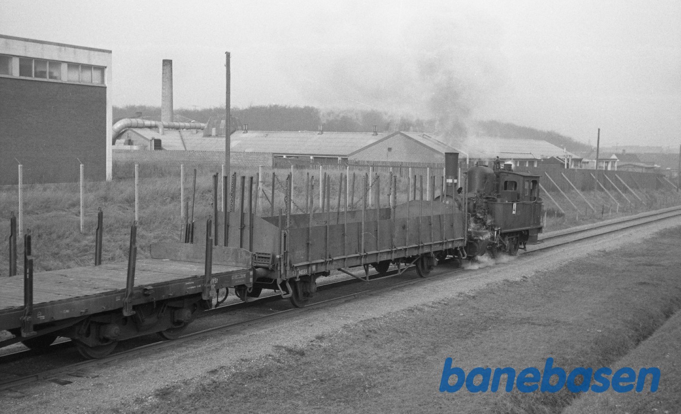 F 436 skubber bagpå rangertræk på havnebanen F 436 skubber bagpå rangertræk på havnebanen