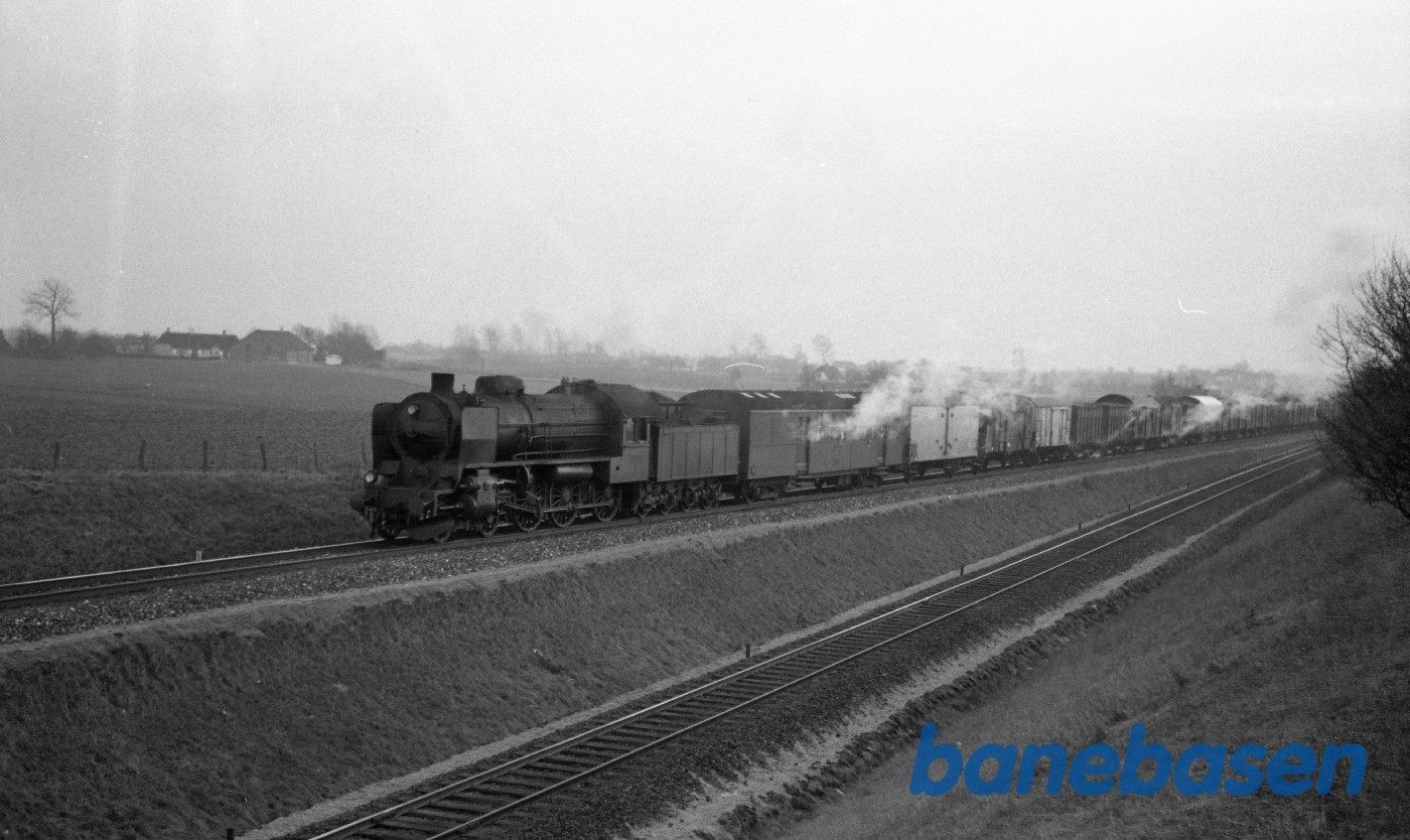R-maskine med godstog fra Fredericia mellem Holmstrup og Elmelund R-maskine med godstog fra Fredericia mellem Holmstrup og Elmelund