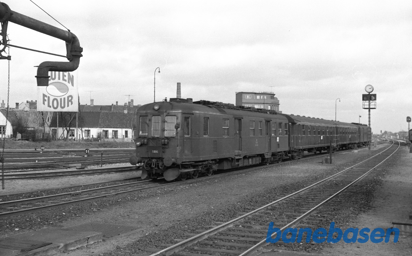 MO 1816 med "Englænderen" under indkørsel fra Nyborg MO 1816 med "Englænderen" under indkørsel fra Nyborg