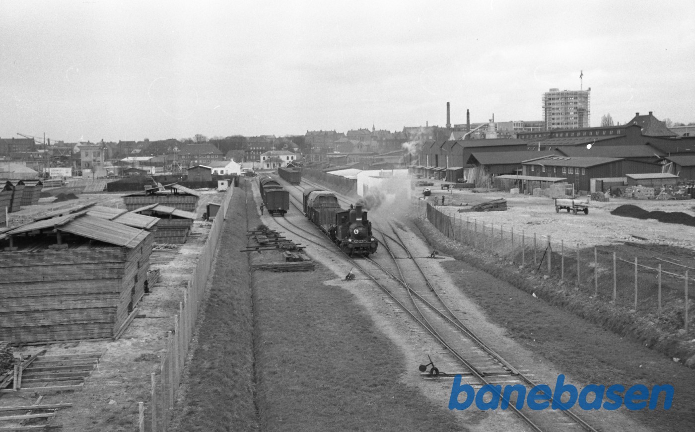 F 423 rangerer ved opstillingssporene på havnebanen F 423 rangerer ved opstillingssporene på havnebanen