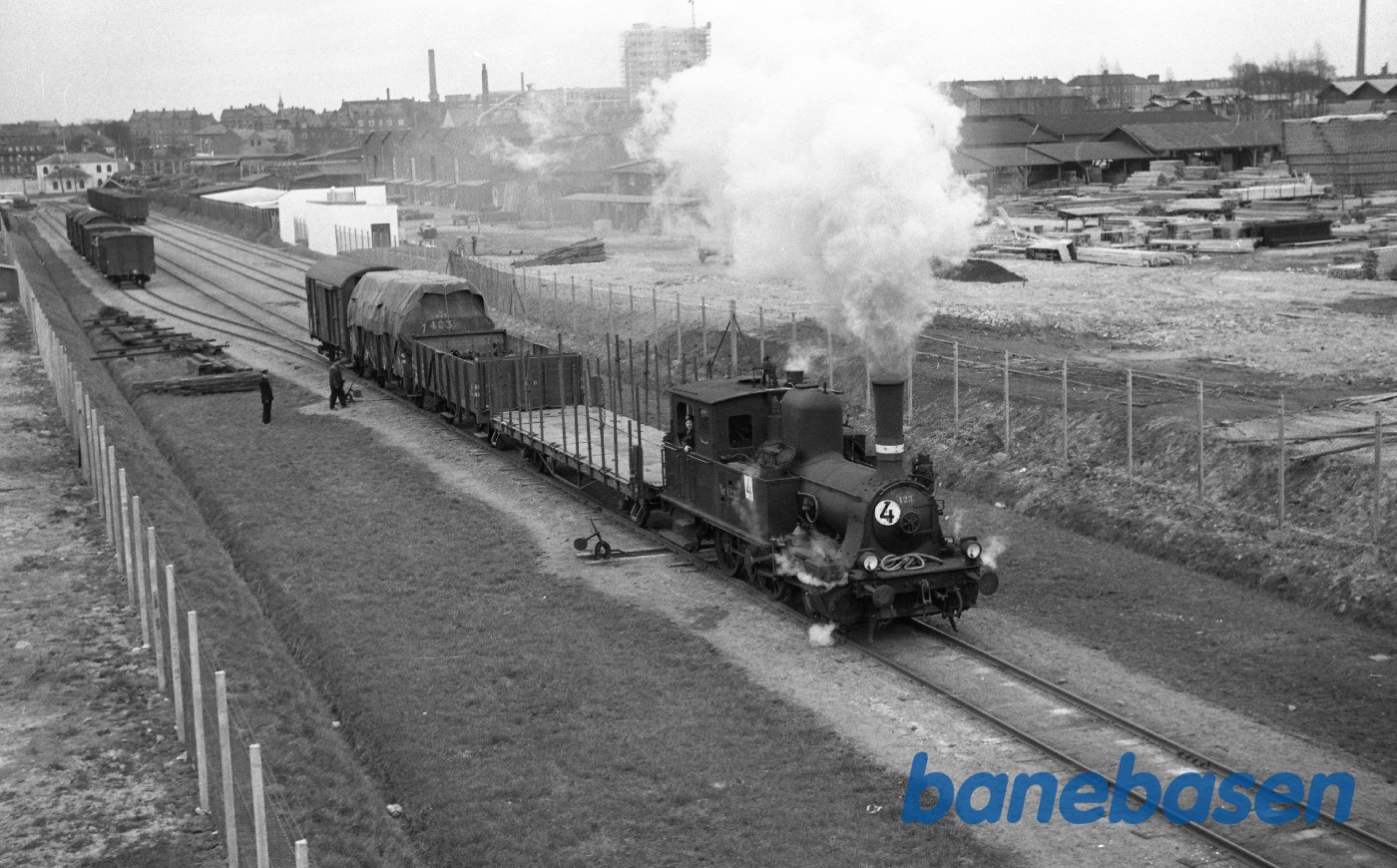 F 423 rangerer ved opstillingssporene på havnebanen F 423 rangerer ved opstillingssporene på havnebanen