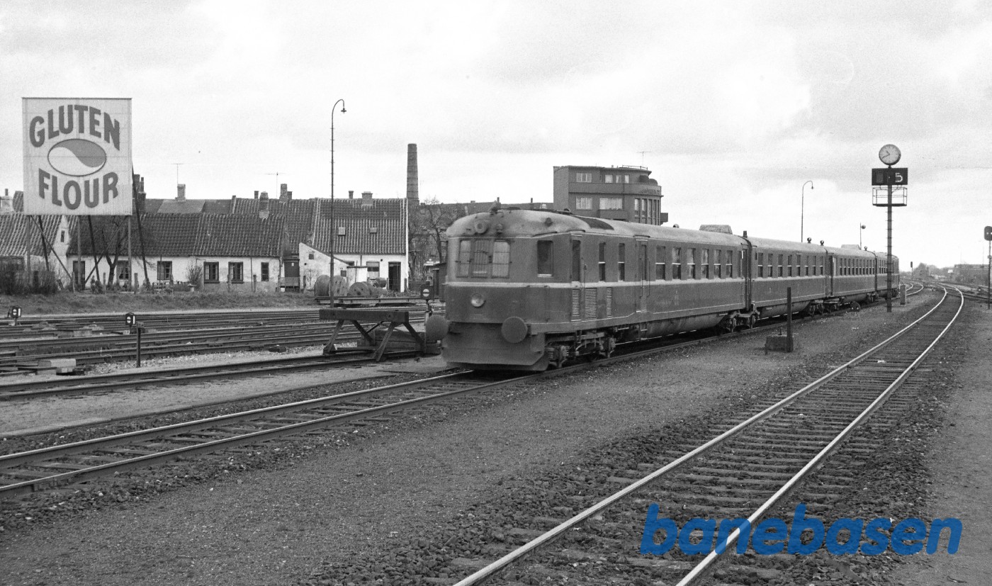 MB-lyntog under indkørsel fra Nyborg MB-lyntog under indkørsel fra Nyborg