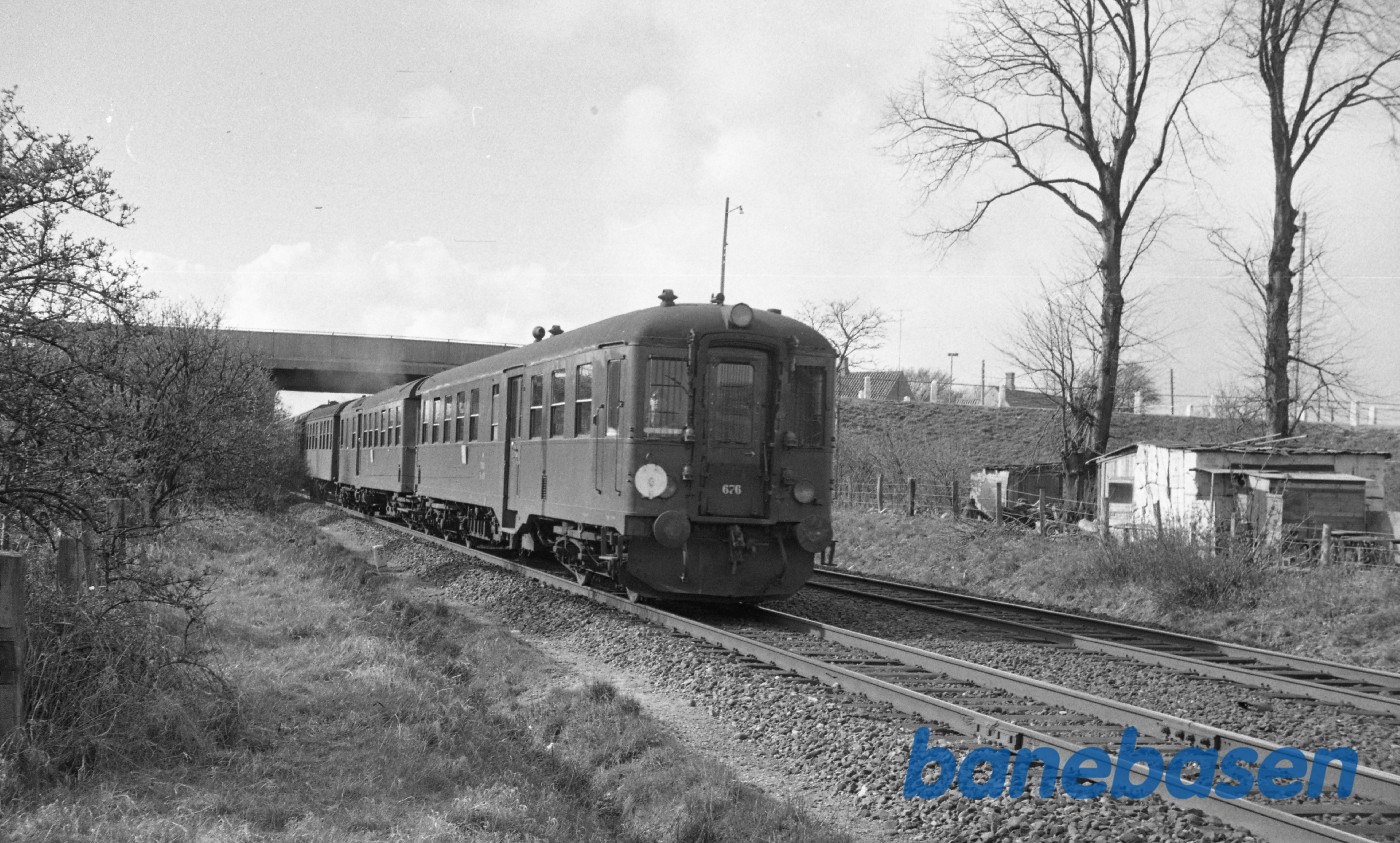 FK 676-MK 675 med persontog til Nyborg kort efter Odense FK 676-MK 675 med persontog til Nyborg kort efter Odense