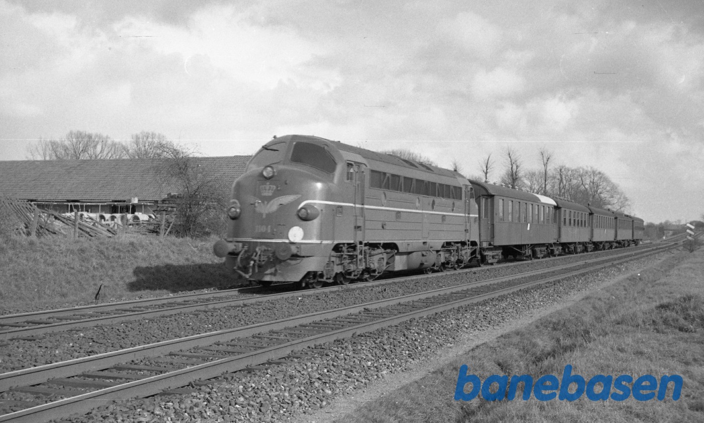 MY 1104 med persontog fra Nyborg, kort før Odense MY 1104 med persontog fra Nyborg, kort før Odense