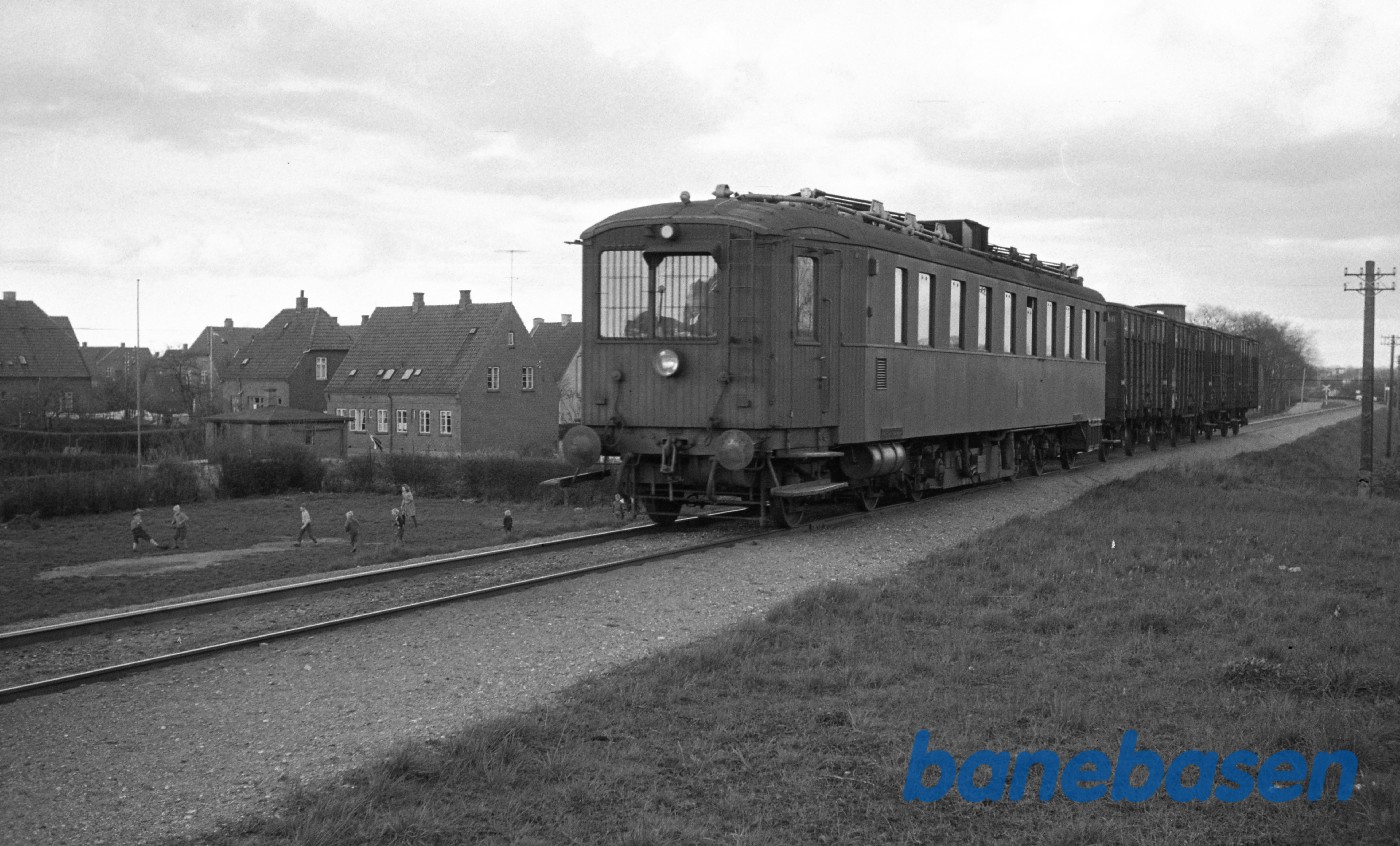 MD-motorvogn med godstog fra Kerteminde, kort før Odense MD-motorvogn med godstog fra Kerteminde, kort før Odense