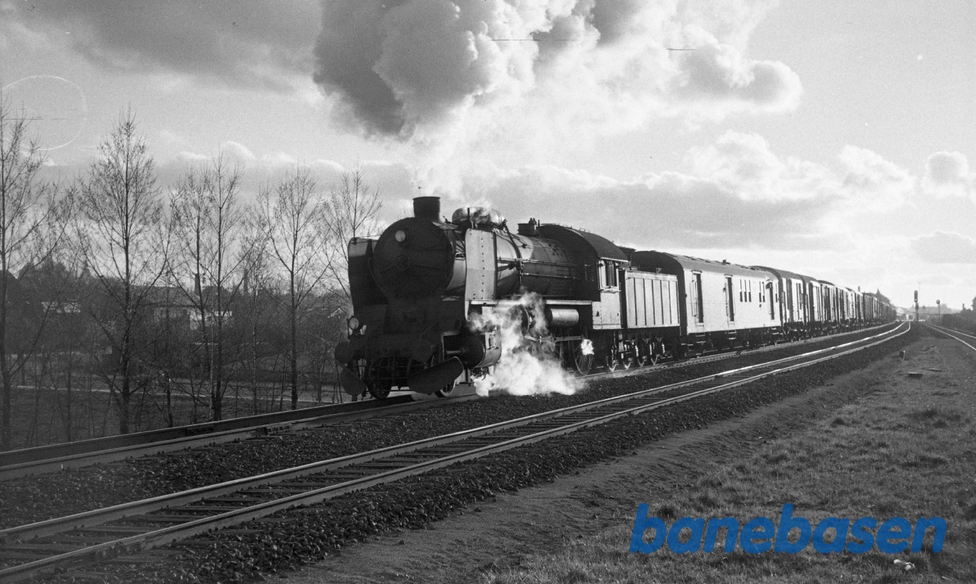 R-maskine med godstog til Nyborg under udkørsel R-maskine med godstog til Nyborg under udkørsel