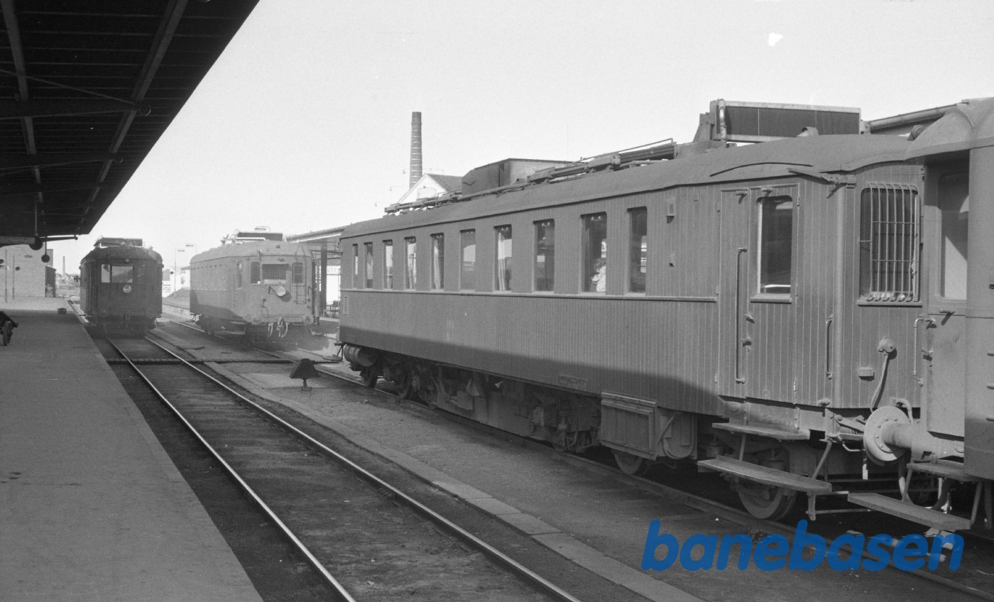 OMB MD og 2 MH-motorvogne ved perron OMB MD og 2 MH-motorvogne ved perron