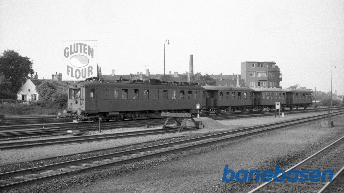 MD-motorvogn med badetog fra Kerteminde under indkørsel MD-motorvogn med badetog fra Kerteminde under indkørsel