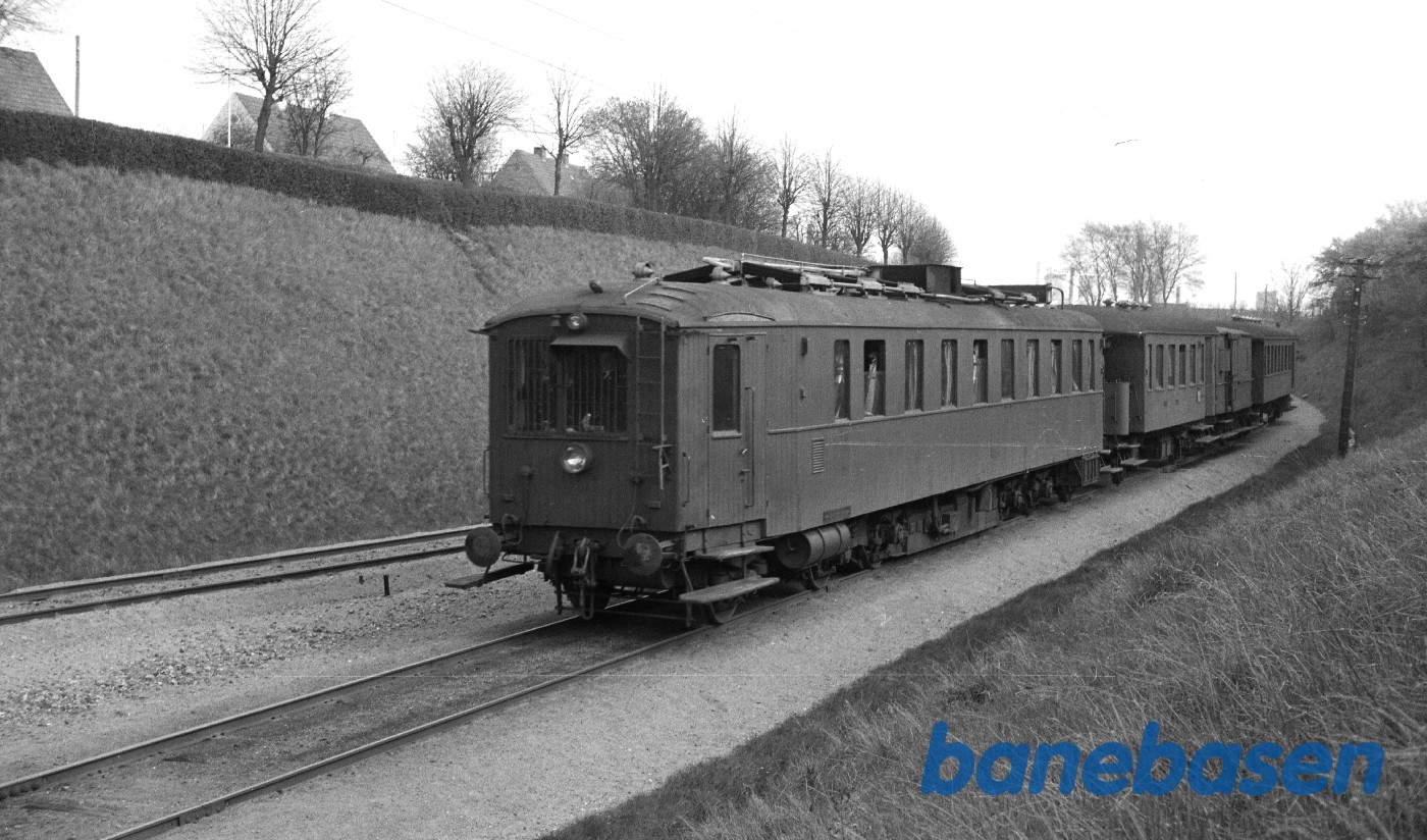 MD-motorvogn med persontog til Middelfart ved stadion MD-motorvogn med persontog til Middelfart ved stadion