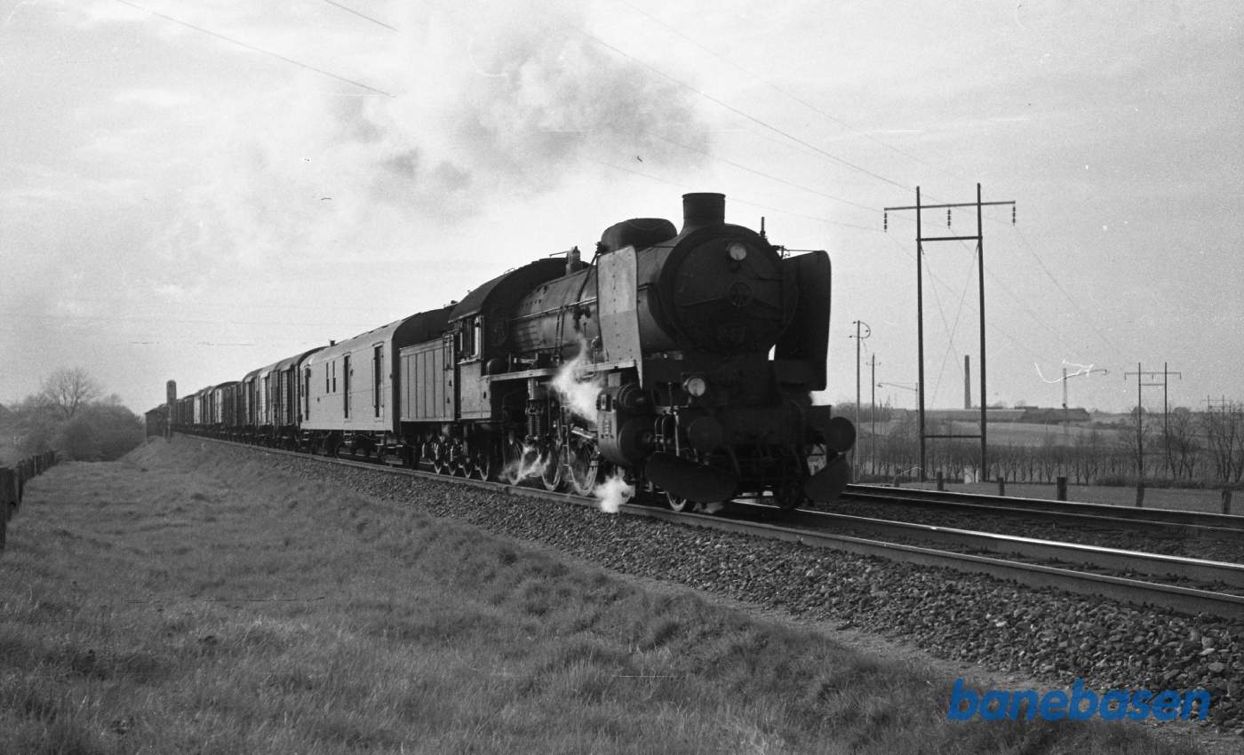 R 944 med godstog til Nyborg, kort efter Odense R 944 med godstog til Nyborg, kort efter Odense