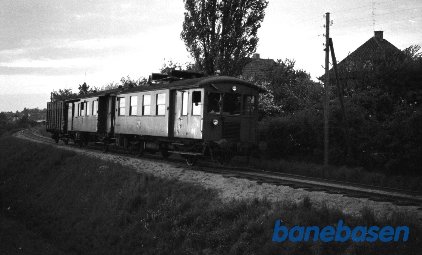 NFJ MG 7 + DE 34 + OMB QB 525 med blandettog til Odense ved stadion NFJ MG 7 + DE 34 + OMB QB 525 med blandettog til Odense ved stadion