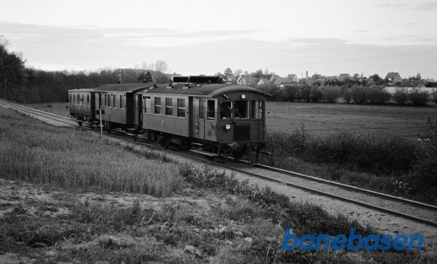 NFJ MG 7 + DE 34 + D 31 til Odense, kort før Næsby NFJ MG 7 + DE 34 + D 31 til Odense, kort før Næsby