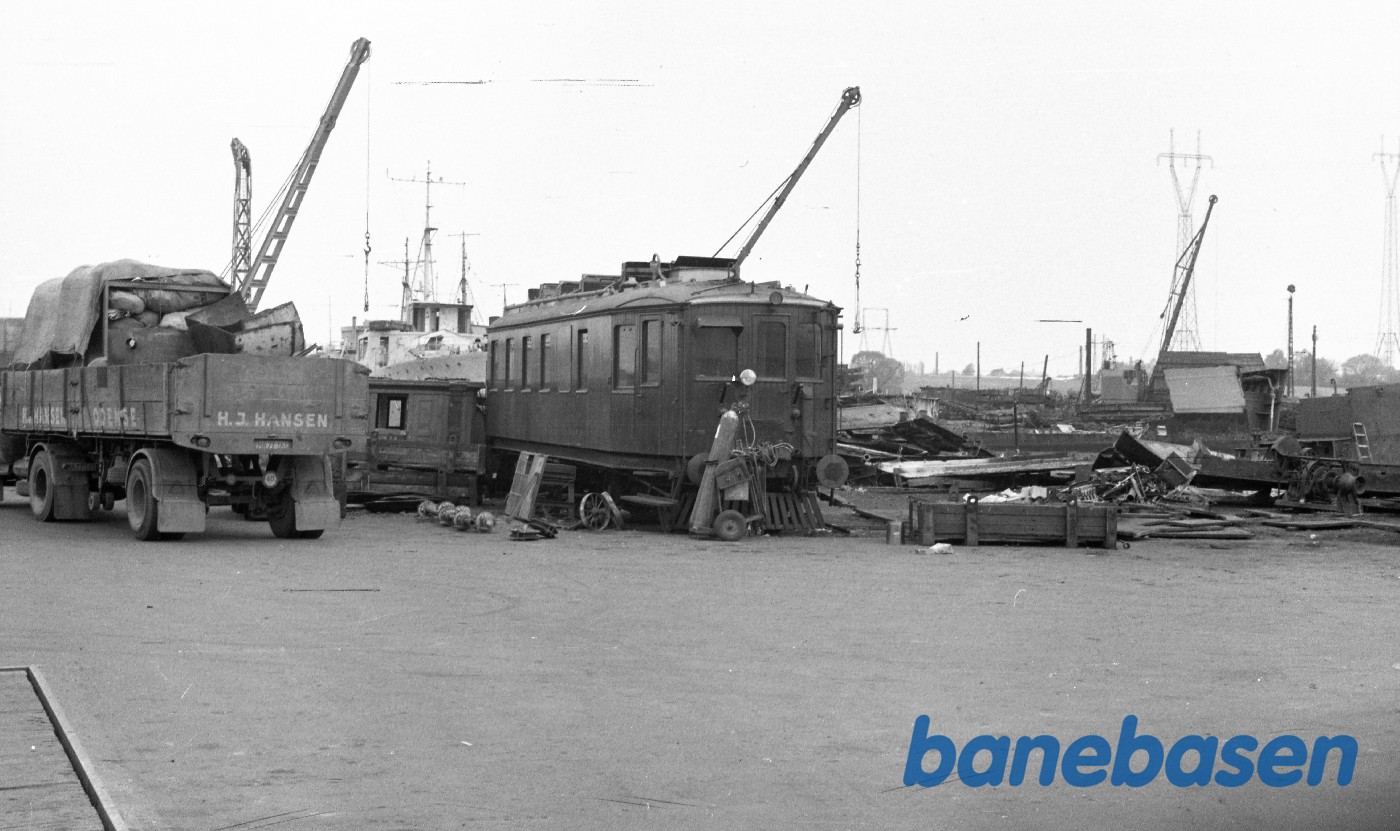 TKVJ M2 står på skrotpladsen TKVJ M2 står på skrotpladsen