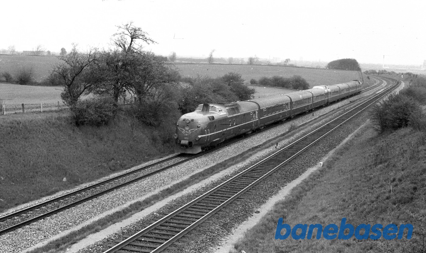 MA 464 med 8-vogns lyntog til Fredericia ved Elmelund MA 464 med 8-vogns lyntog til Fredericia ved Elmelund