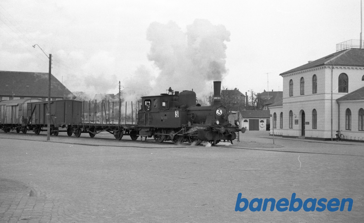 F 441 med rangertræk ved toldbygningen på havnen F 441 med rangertræk ved toldbygningen på havnen