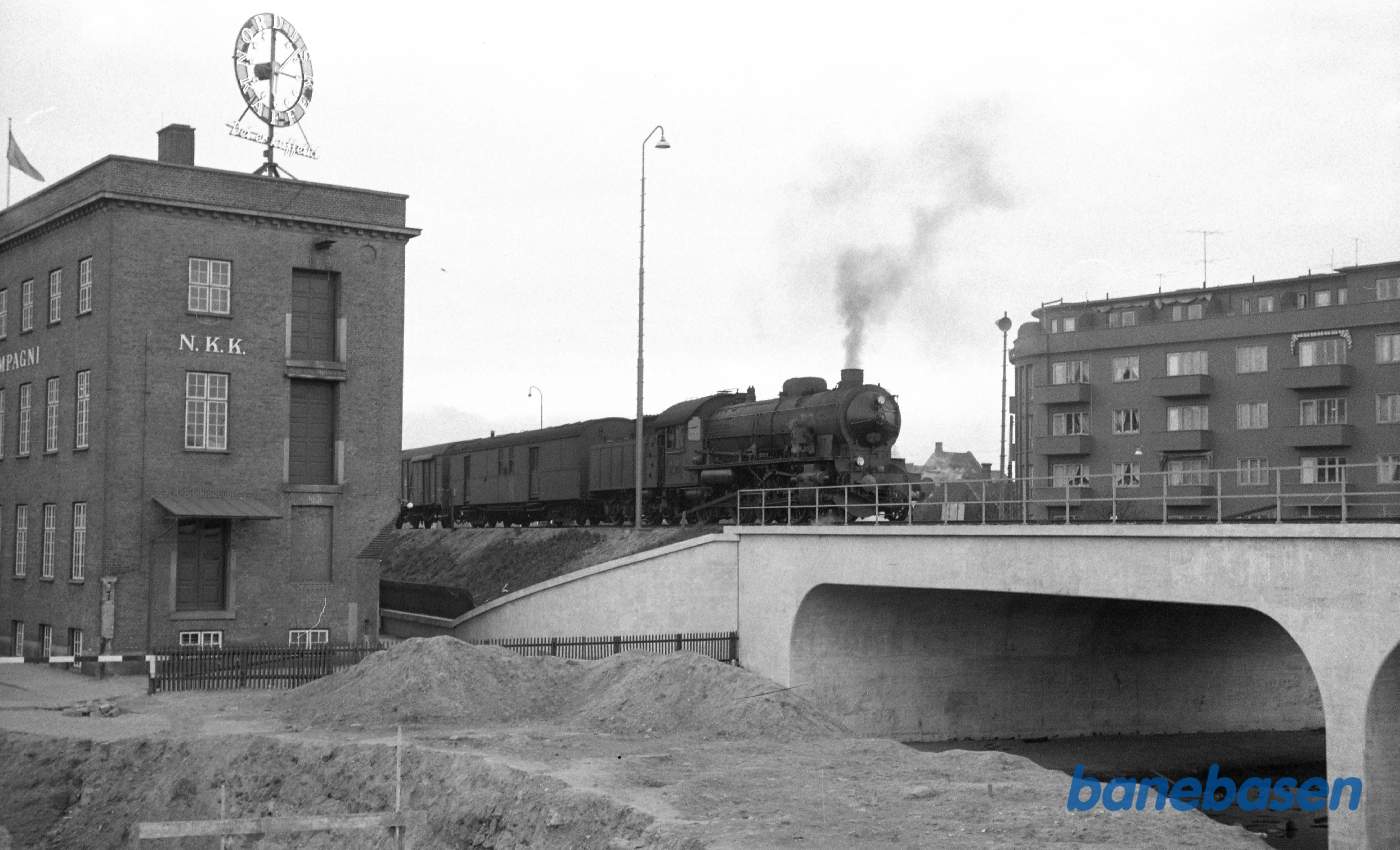 H-maskine rangerer med godstog