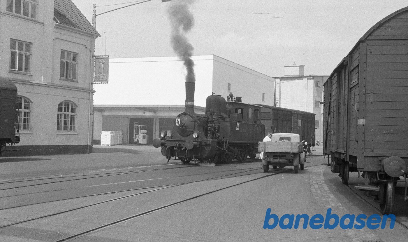 F 655 rangerer på havnen F 655 rangerer på havnen