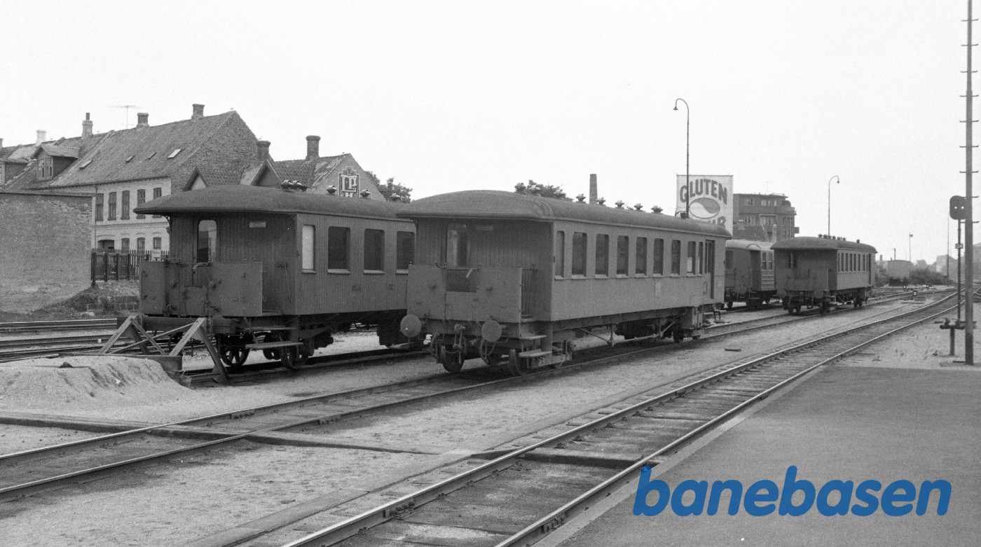 OMB personvogne, bl.a. OMB BE 7 (nærmest) OMB personvogne, bl.a. OMB BE 7 (nærmest)