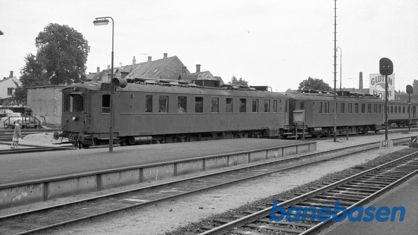 2 MD-motorvogne under indkørsel fra Kerteminde 2 MD-motorvogne under indkørsel fra Kerteminde