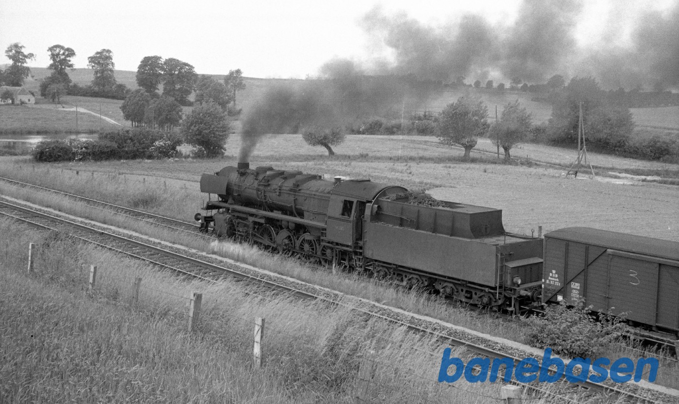 N 205 med godstog til Fredericia ved Elmelund N 205 med godstog til Fredericia ved Elmelund