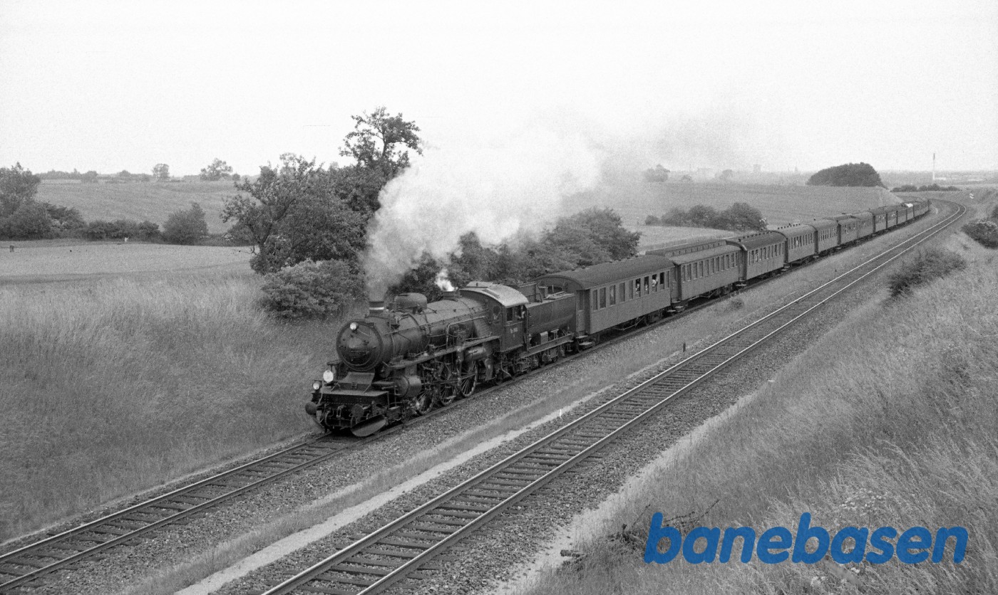 E 966 med persontog med feriebørn til Fredericia ved Elmelund E 966 med persontog med feriebørn til Fredericia ved Elmelund