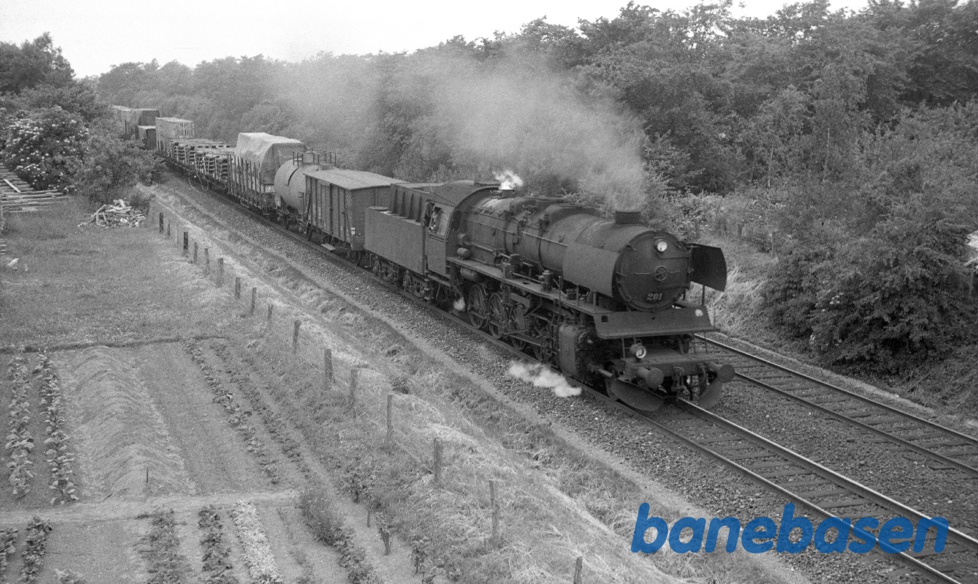 N 201 med godstog til Nyborg kort efter Odense N 201 med godstog til Nyborg kort efter Odense