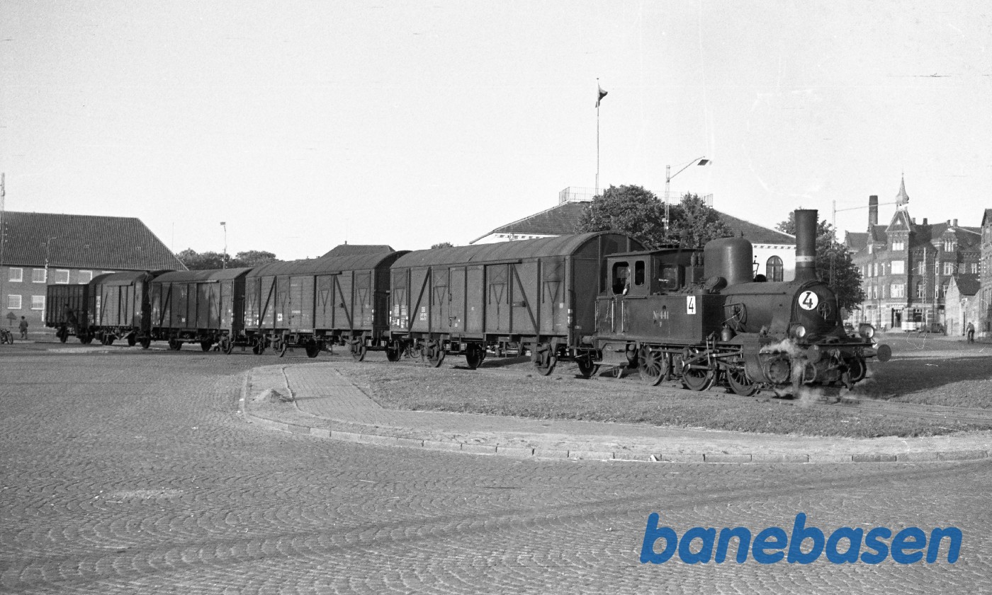 F 441 med rangertræk på havnen F 441 med rangertræk på havnen