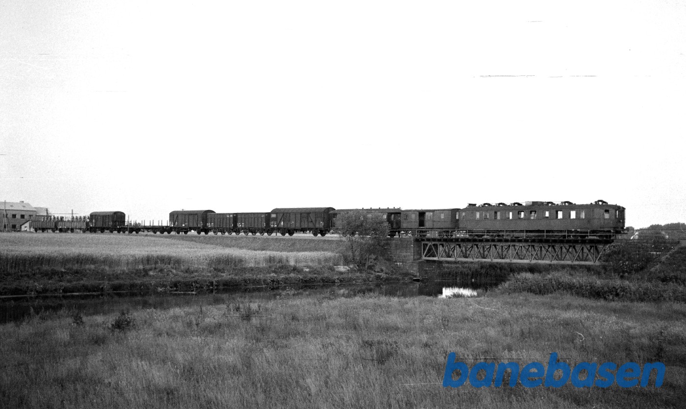 MD-motorvogn med godstog til Odense på broen over Odense å, kort efter Seden MD-motorvogn med godstog til Odense på broen over Odense å, kort efter Seden