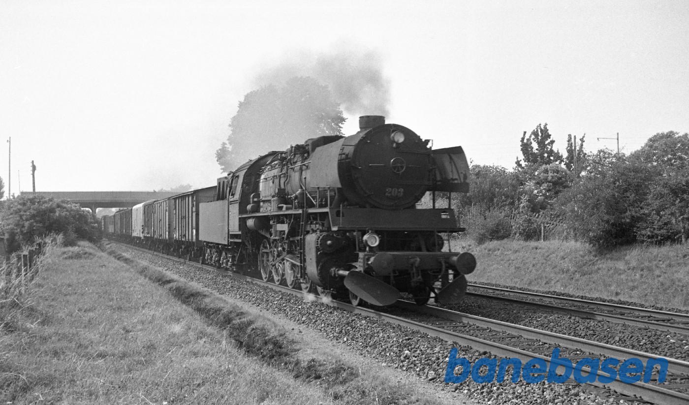 N 203 med godstog til Nyborg kort efter Odense N 203 med godstog til Nyborg kort efter Odense