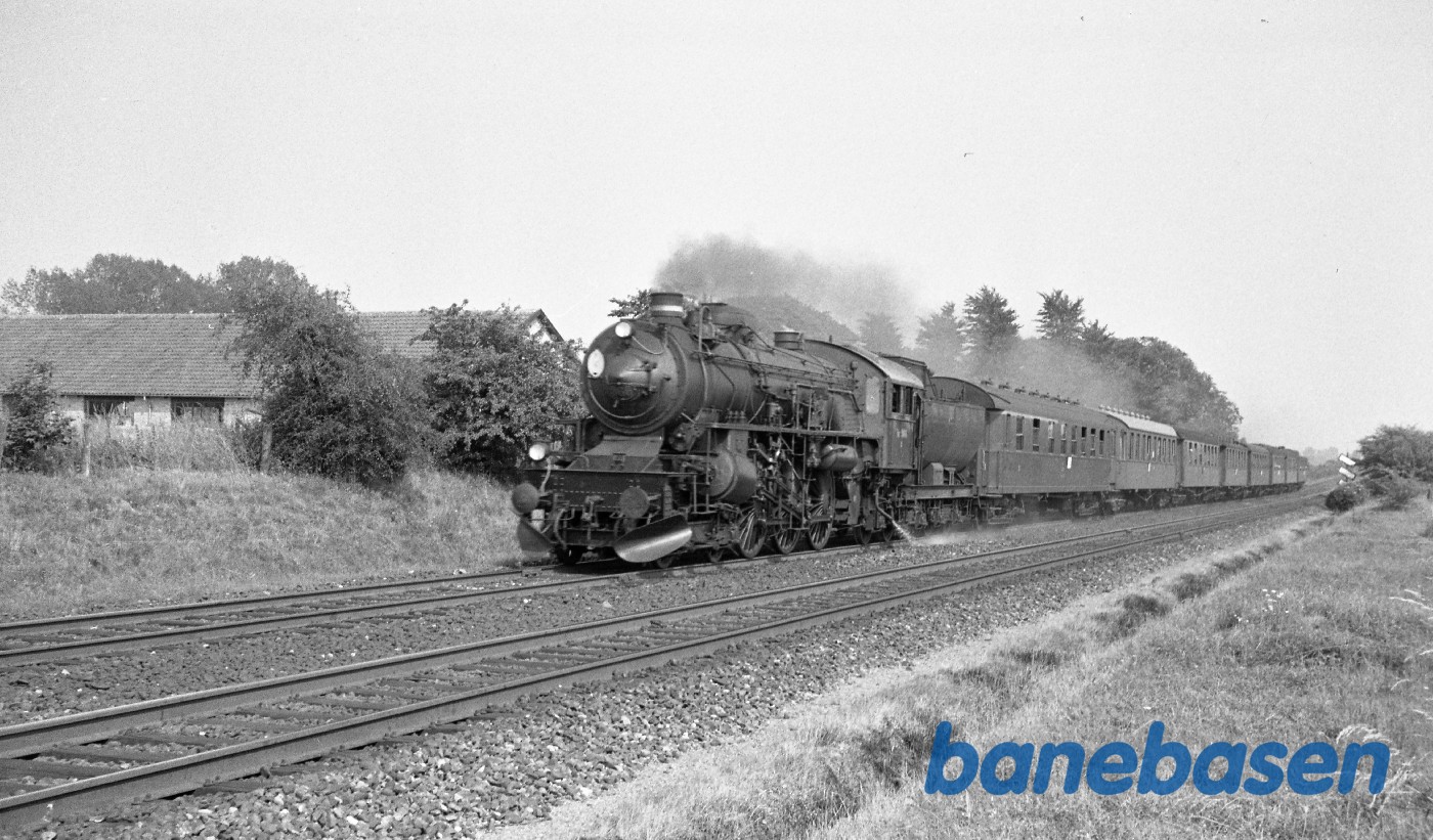 E 966 med persontog fra Nyborg kort før Odense E 966 med persontog fra Nyborg kort før Odense