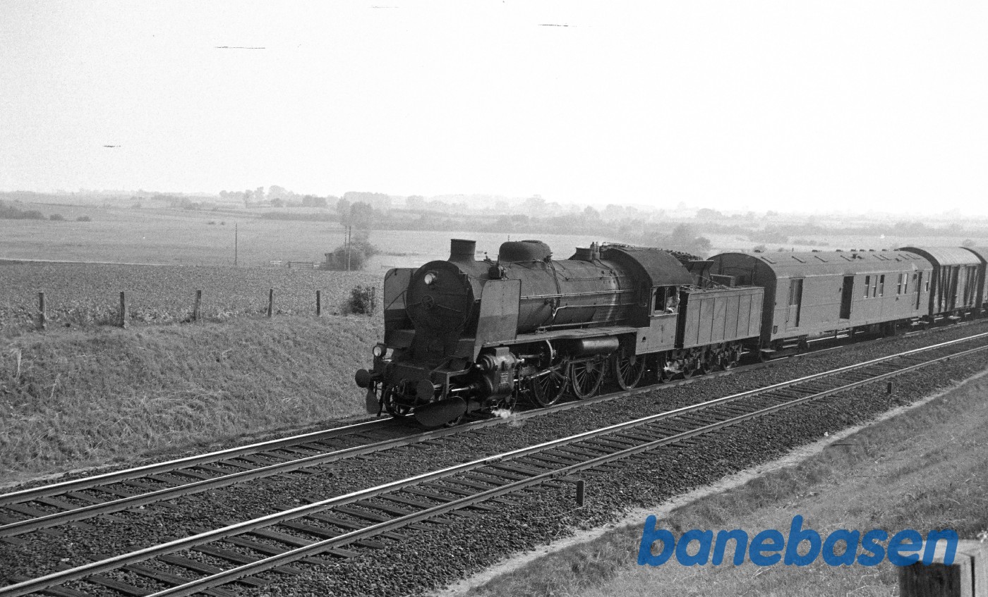R 946 med godstog fra Fredericia mellem Render og Holmstrup R 946 med godstog fra Fredericia mellem Render og Holmstrup