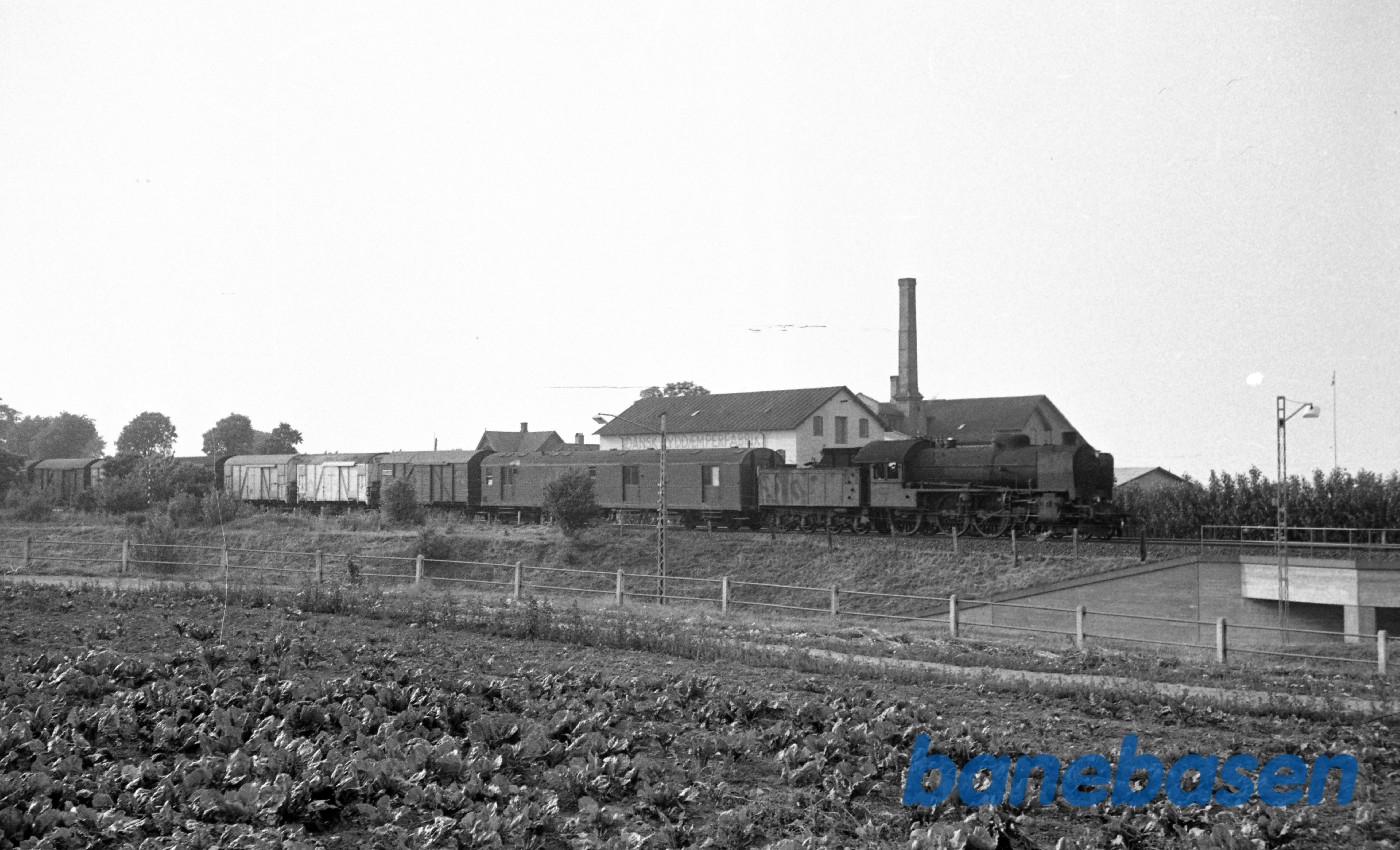 R-maskine med godstog til Nyborg kort efter Odense R-maskine med godstog til Nyborg kort efter Odense