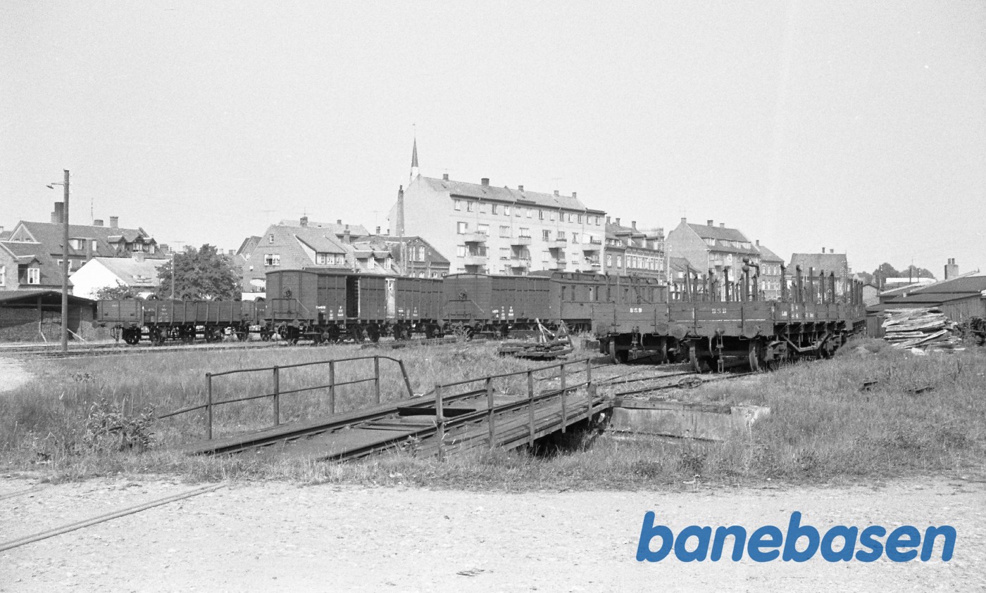 Nyborg Syd station, drejeskive og hensatte godsvogne Nyborg Syd station, drejeskive og hensatte godsvogne