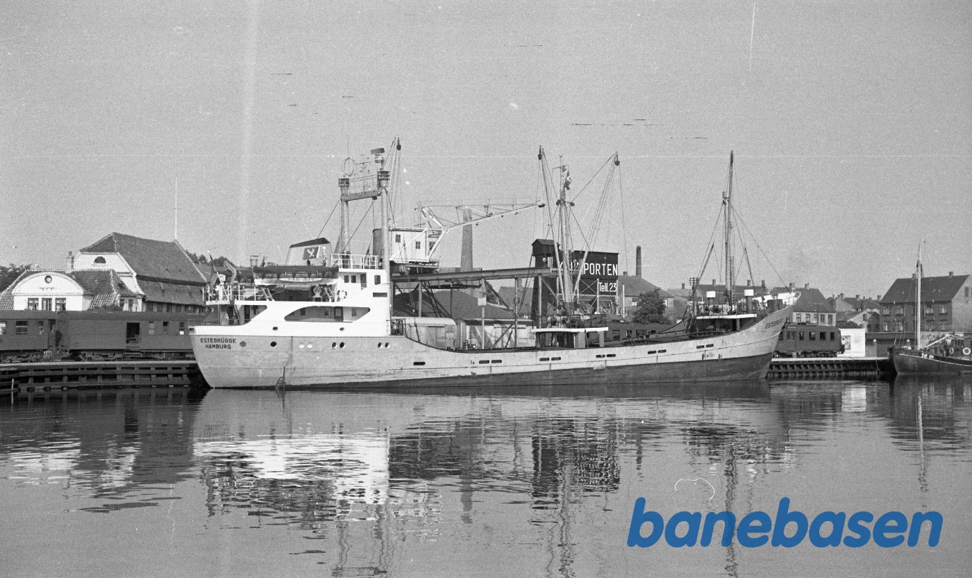 Blandettog fra Svendborg MP-M-IA-IA-IA-DJ-CP-CMMP delvis skjult bag skib Blandettog fra Svendborg MP-M-IA-IA-IA-DJ-CP-CMMP delvis skjult bag skib