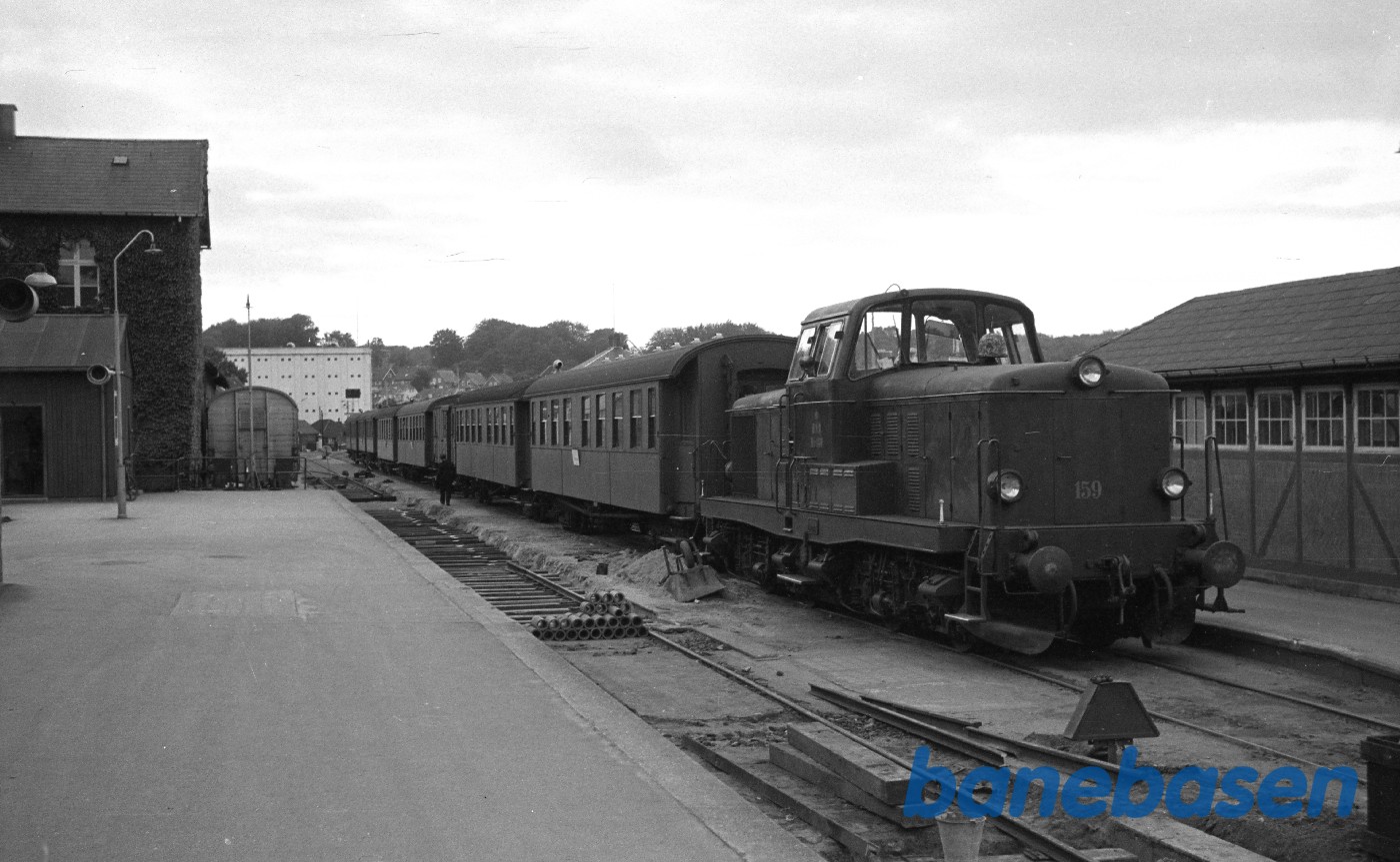 MT 159 med persontog til Odense MT 159 med persontog til Odense