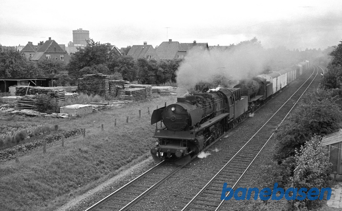 N 206 + H-maskine med godstog til Nyborg kort efter Odense N 206 + H-maskine med godstog til Nyborg kort efter Odense