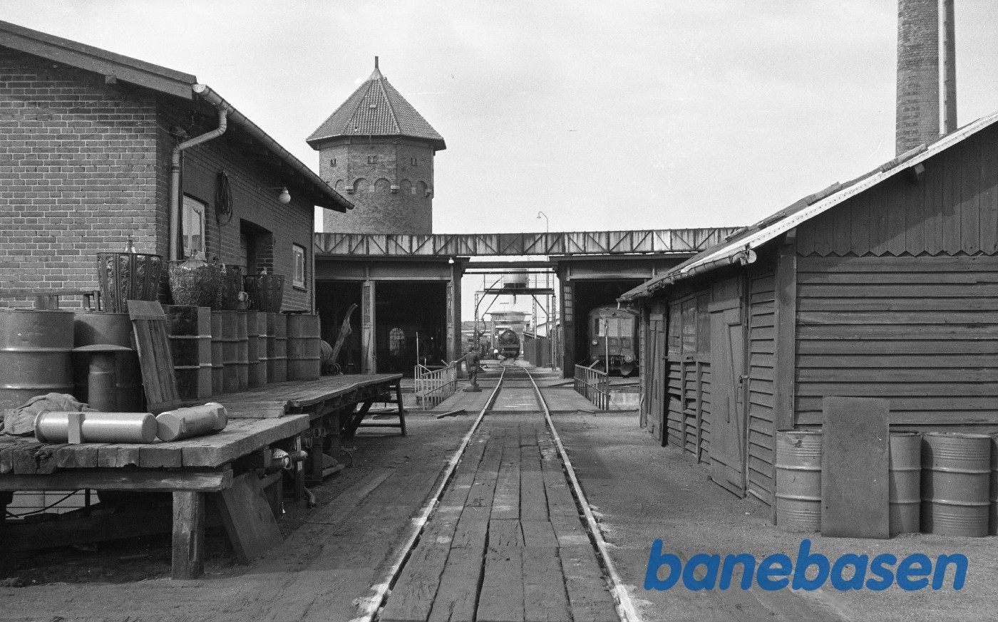 Remise og drejeskive, i det fjerne N 204 Remise og drejeskive, i det fjerne N 204