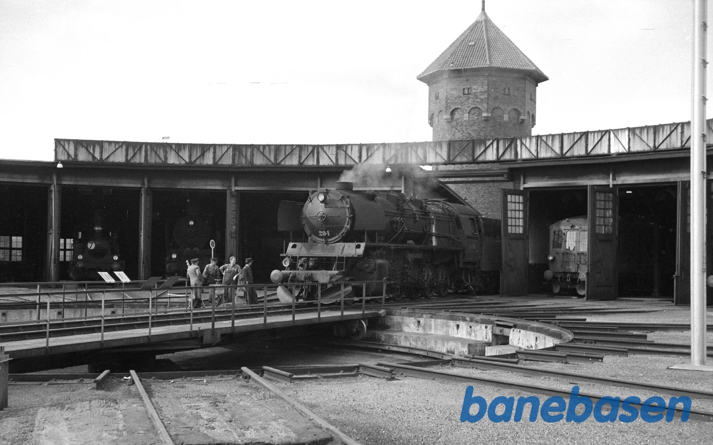 N 204 kører på drejeskiven N 204 kører på drejeskiven