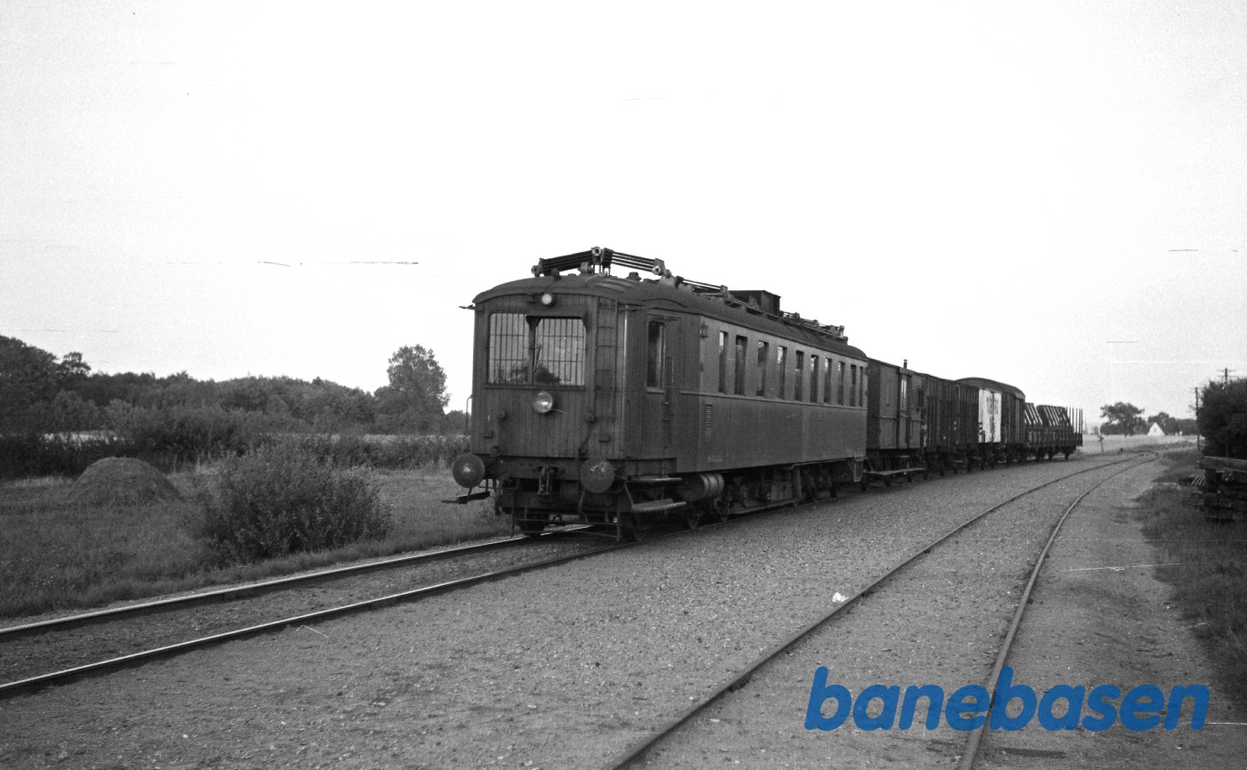 MD-motorvogn med godstog fra Kerteminde under indkørsel MD-motorvogn med godstog fra Kerteminde under indkørsel