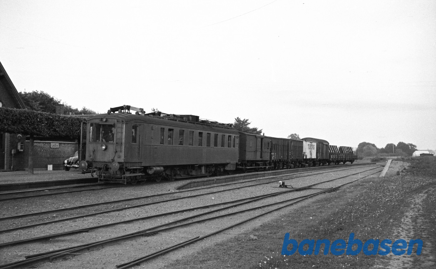 MD-motorvogn med godstog fra Kerteminde MD-motorvogn med godstog fra Kerteminde