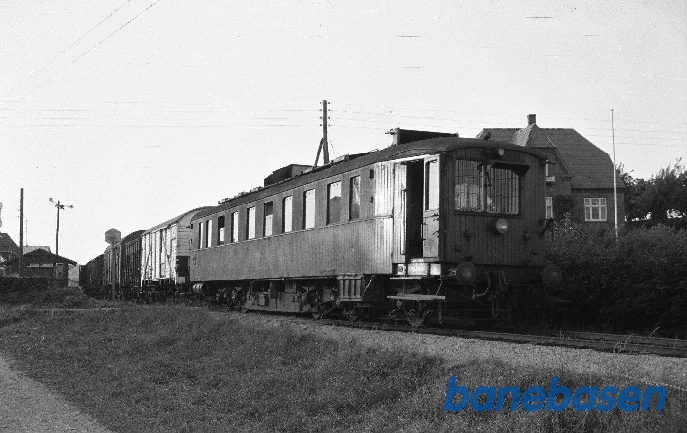 MD-motorvogn med godstog fra Middelfart rangerer MD-motorvogn med godstog fra Middelfart rangerer
