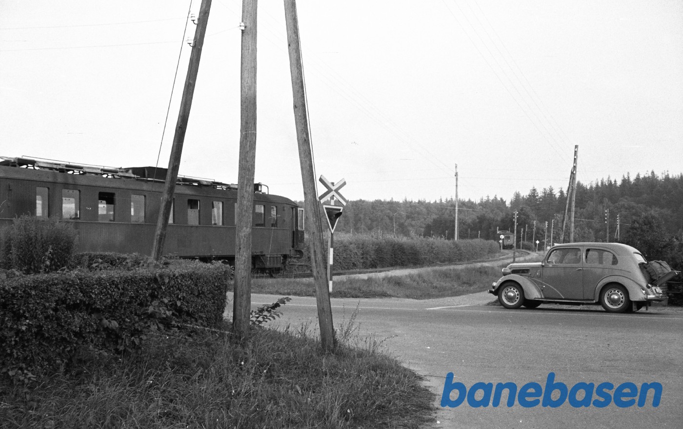 MD-motorvogn rangerer med godstog, MH-motorvogn afventer i det fjerne MD-motorvogn rangerer med godstog, MH-motorvogn afventer i det fjerne