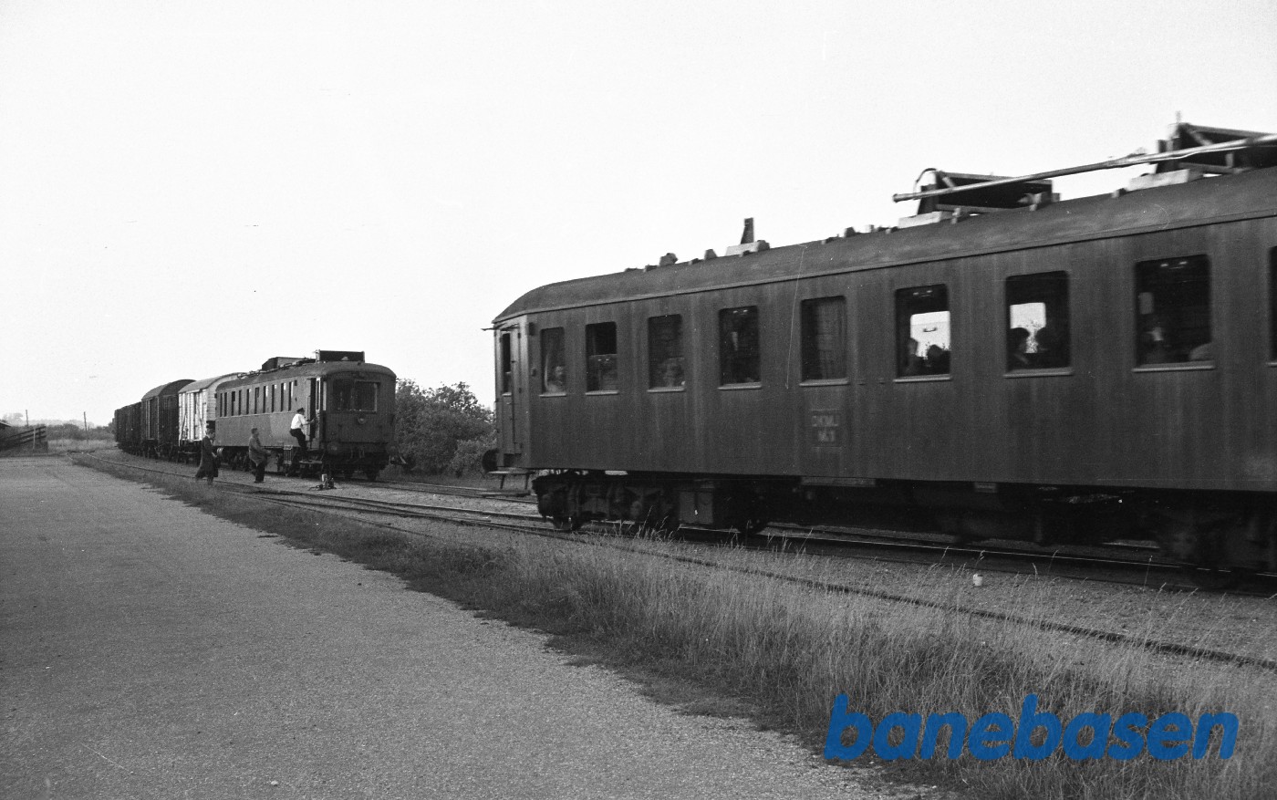 OKMJ MH 11 under indkørsel til sidesporet for krydsning med godstog OKMJ MH 11 under indkørsel til sidesporet for krydsning med godstog