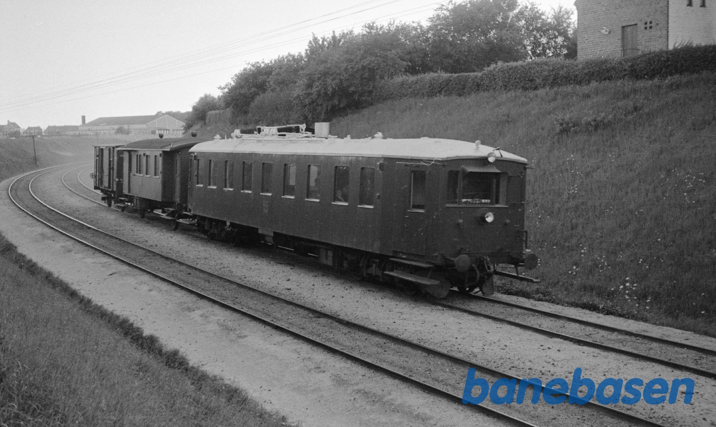 MH 8 med blandettog fra Bogense, kort før Odense MH 8 med blandettog fra Bogense, kort før Odense