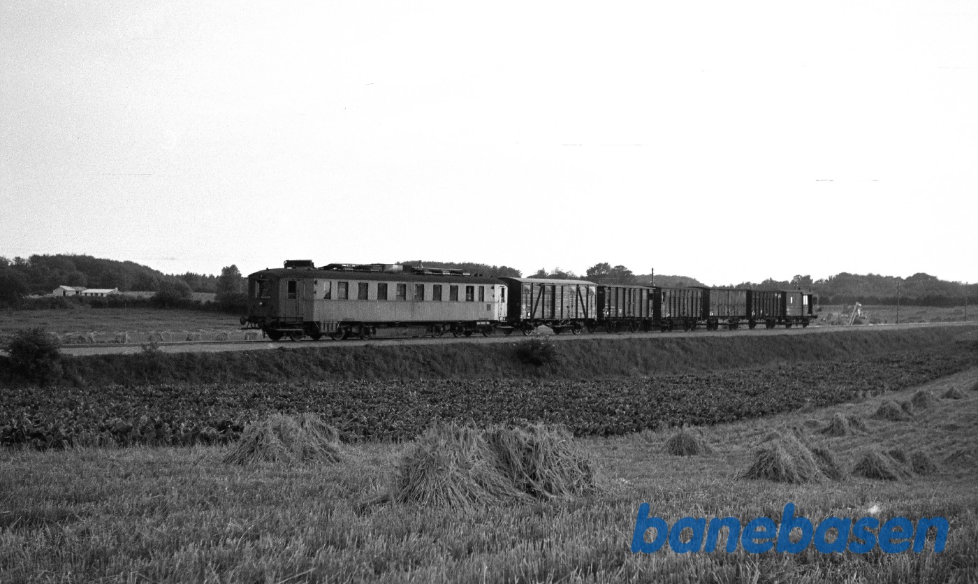 MD-motorvogn med godstog til Odense mellem Slukefter og Korup MD-motorvogn med godstog til Odense mellem Slukefter og Korup