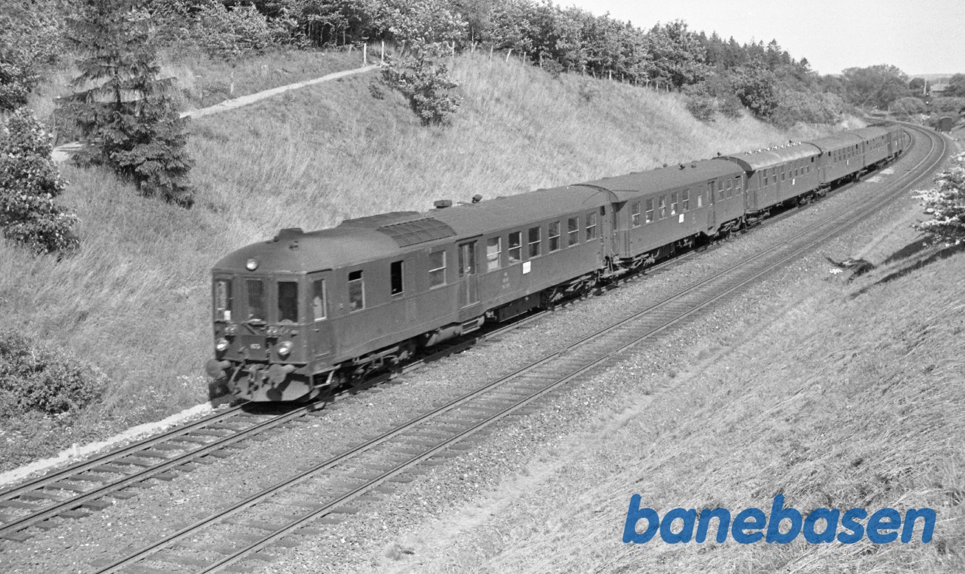 MK 675-FK 676 med "Englænderen" på vej til Fredericia, ved Aarup MK 675-FK 676 med "Englænderen" på vej til Fredericia, ved Aarup