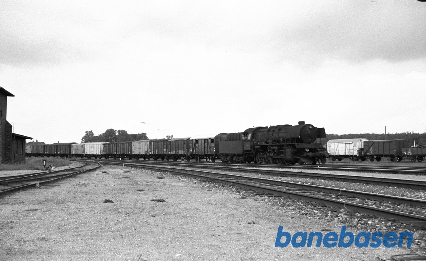 N 208 med godstog fra Fredericia under indkørsel N 208 med godstog fra Fredericia under indkørsel